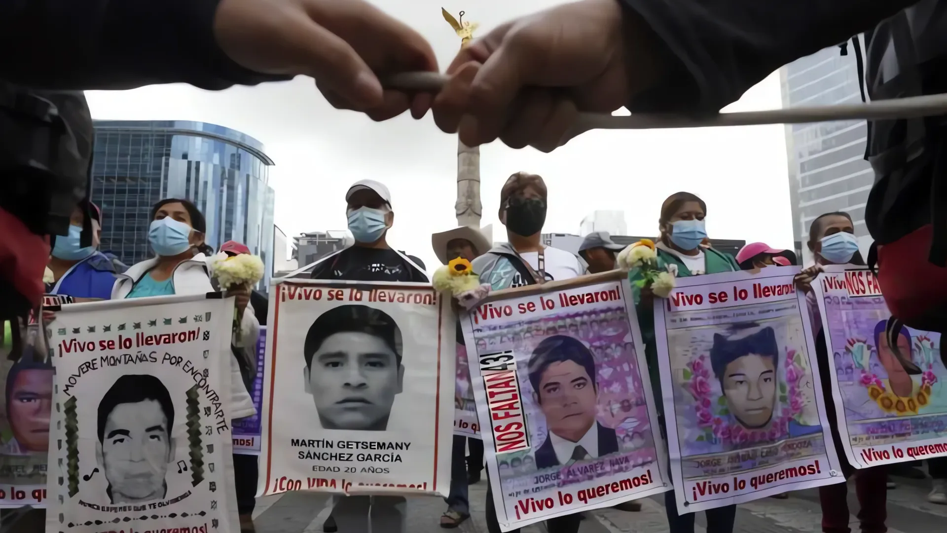 Artistas y activistas exigen justicia para Ayotzinapa a Claudia Sheinbaum