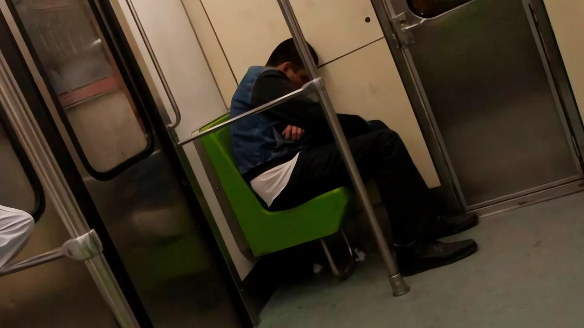 ¡Cuidado! ¿Dormir en el Metro CDMX te puede salir caro?