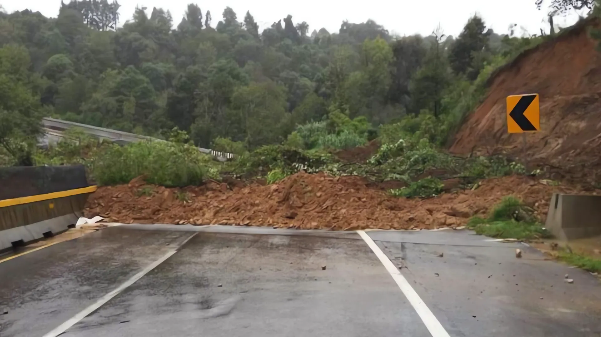 Autopista Tenango - Ixtapan bloqueada por derrumbe: ¡Alto riesgo!