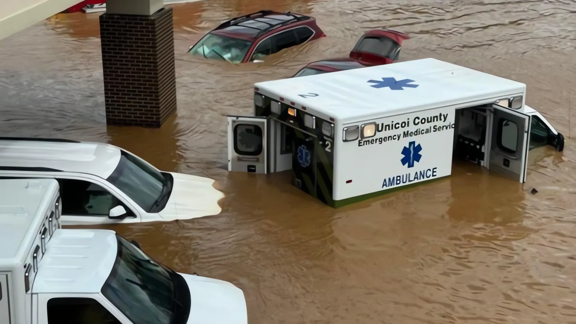 Inundaciones aíslan hospital en Tennessee, rescatan a 50 personas del techo