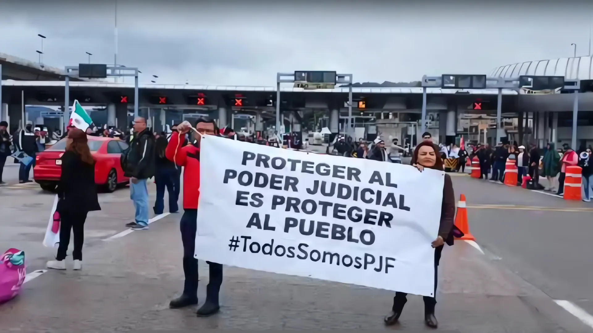 Trabajadores del Poder Judicial protagonizan protesta inusual en caseta de peaje