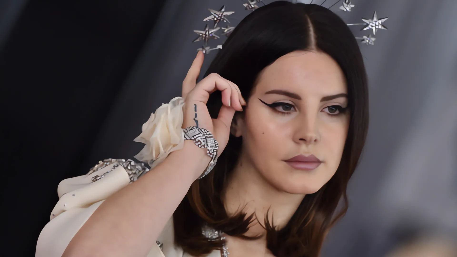 Lana Del Rey se casa en una íntima ceremonia: ¿Un nuevo capítulo en su vida y su música?