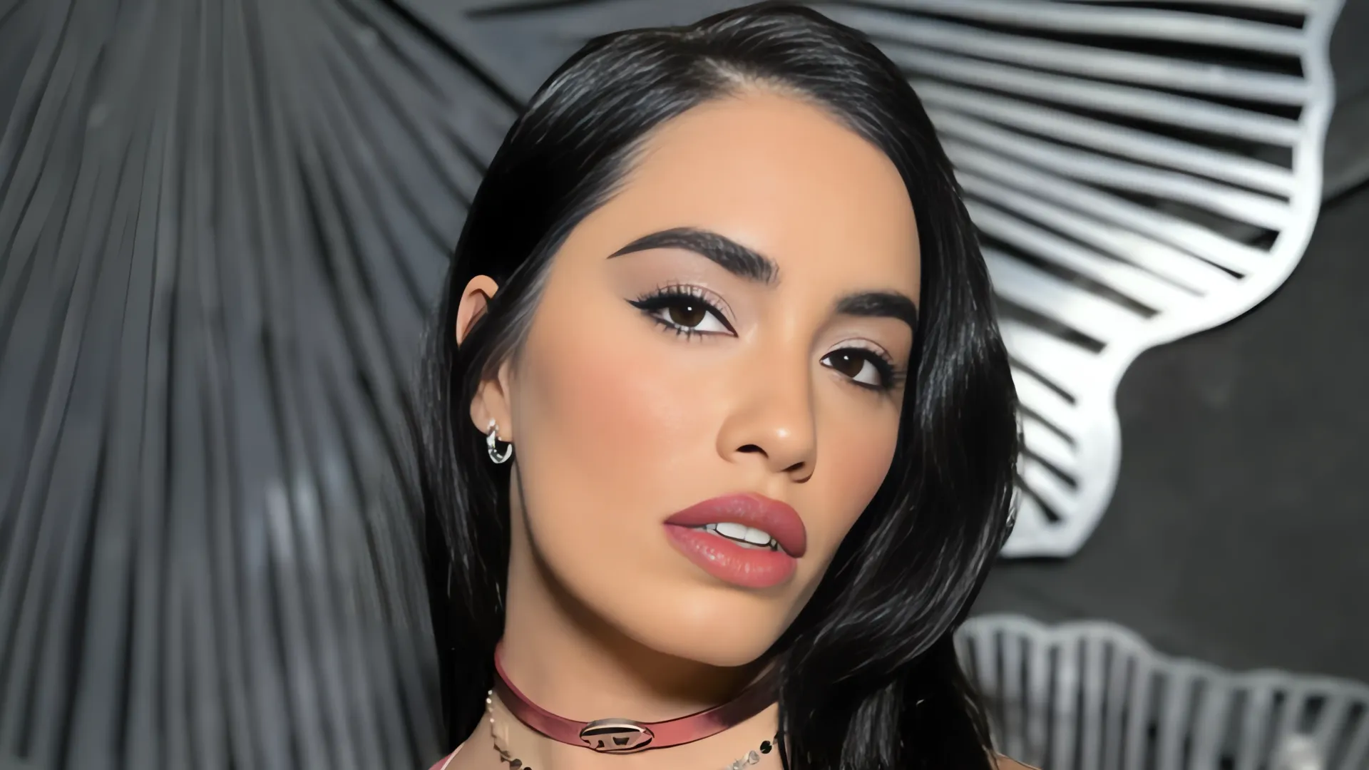 Lali Espósito lanza "Fanático", una canción que desata la polémica en Argentina