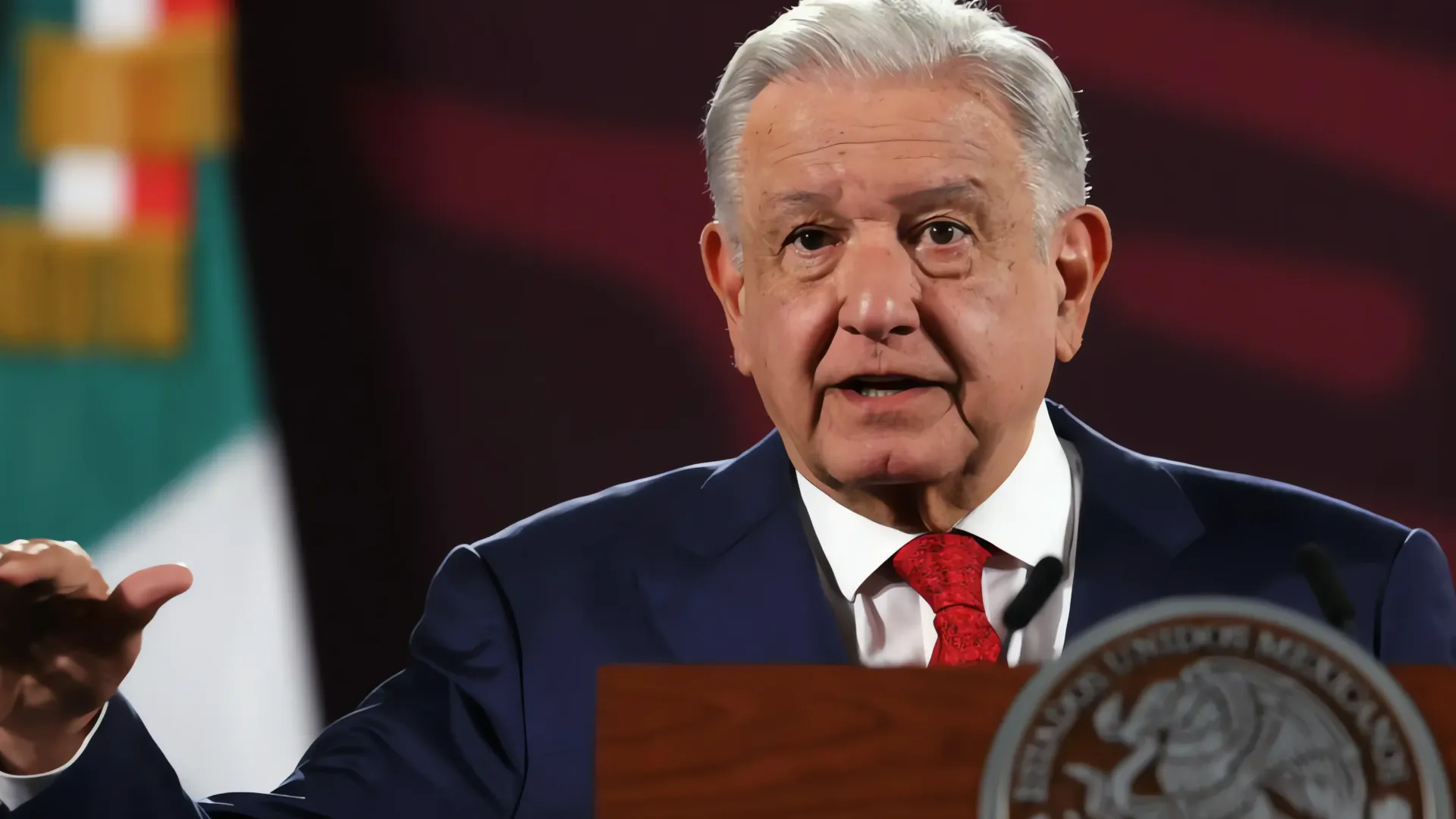 AMLO regala reloj a reporteros en su última "mañanera"