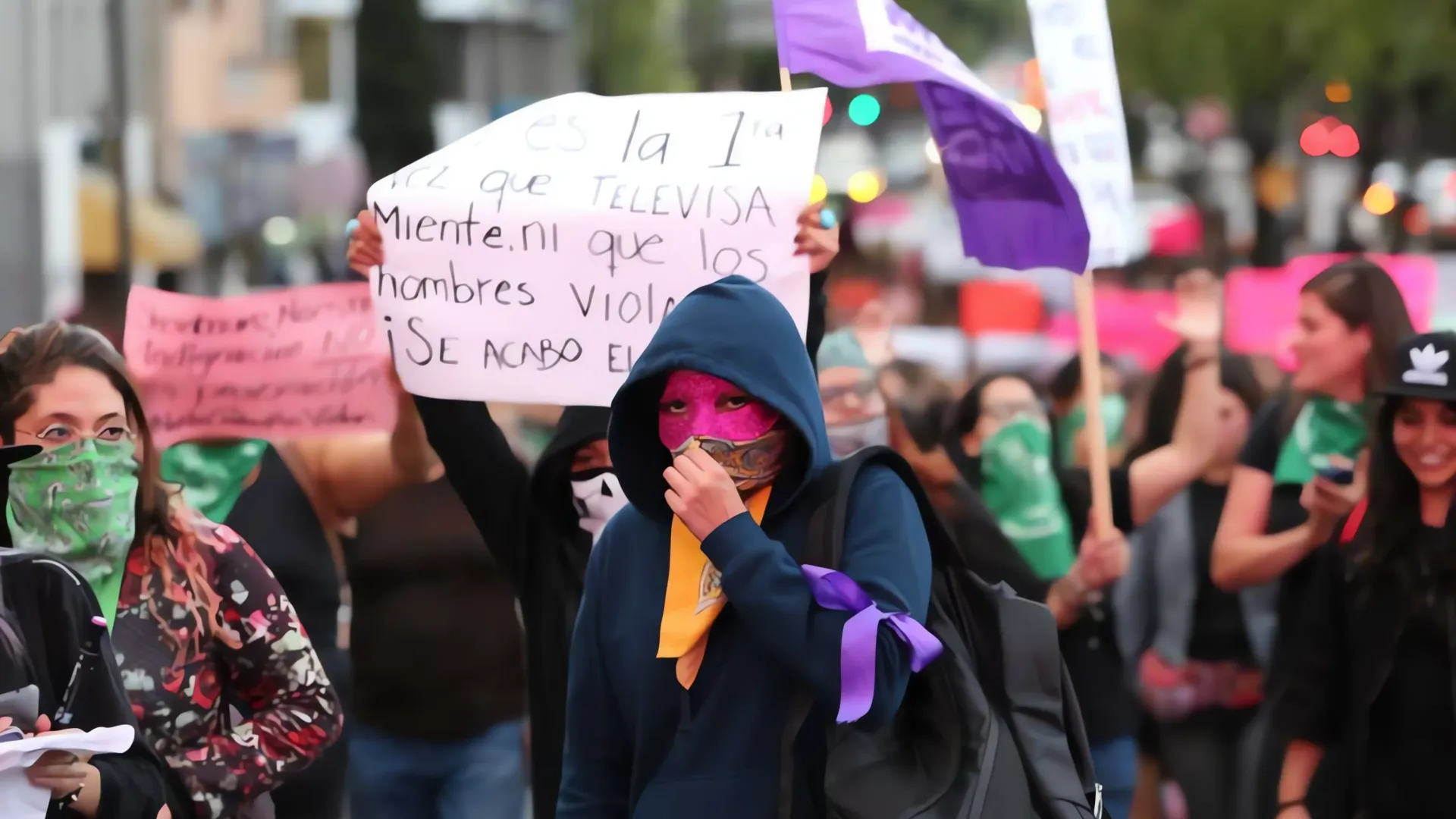 Feministas irrumpen en el Zócalo tras jornada de protestas