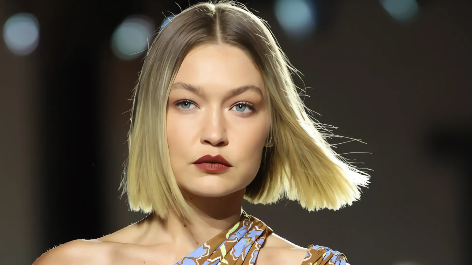 Gigi Hadid, cinta adhesiva y la pasarela: ¿Moda o una nueva tendencia?