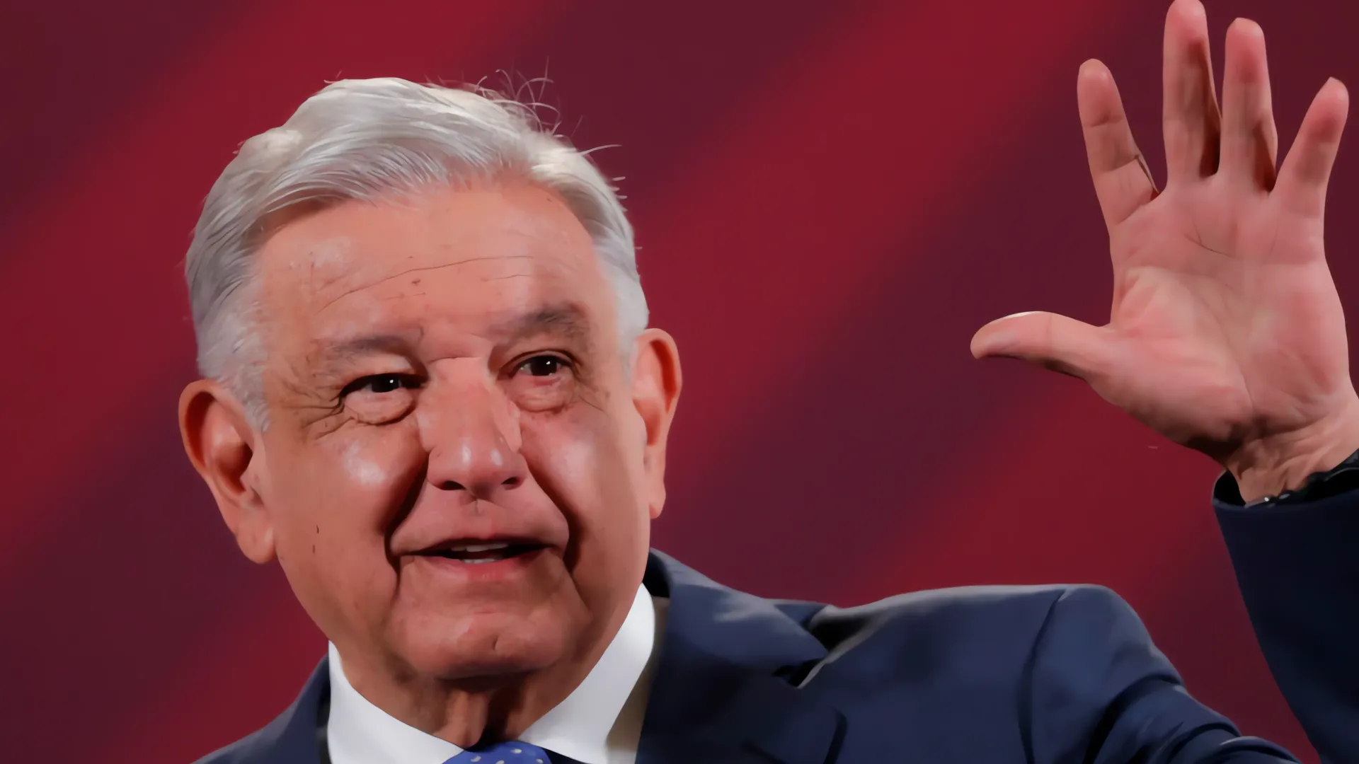 Develan retrato oficial de López Obrador en Palacio Nacional