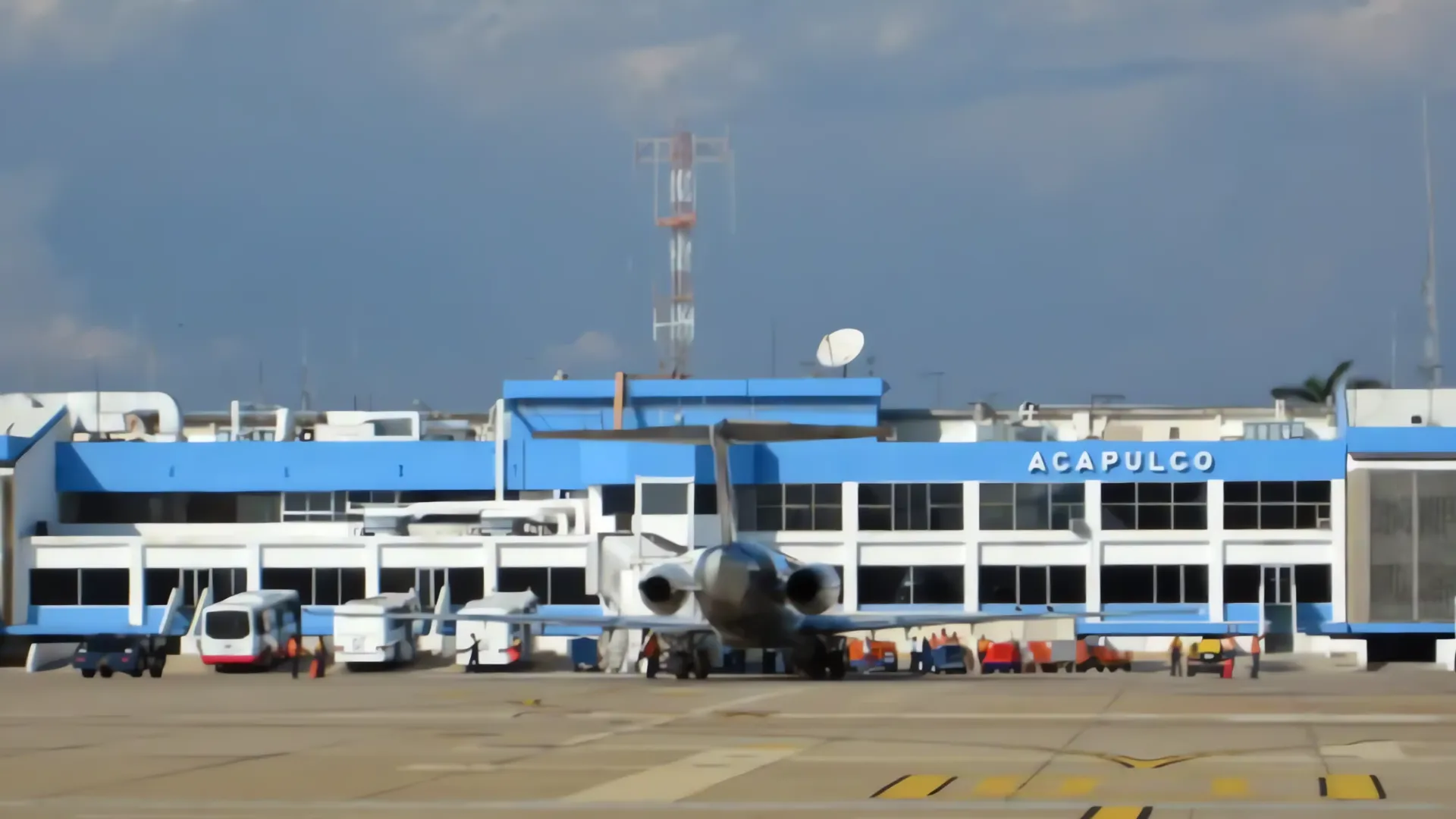 Huracán "John" deja estragos en México: carreteras y aeropuerto afectados