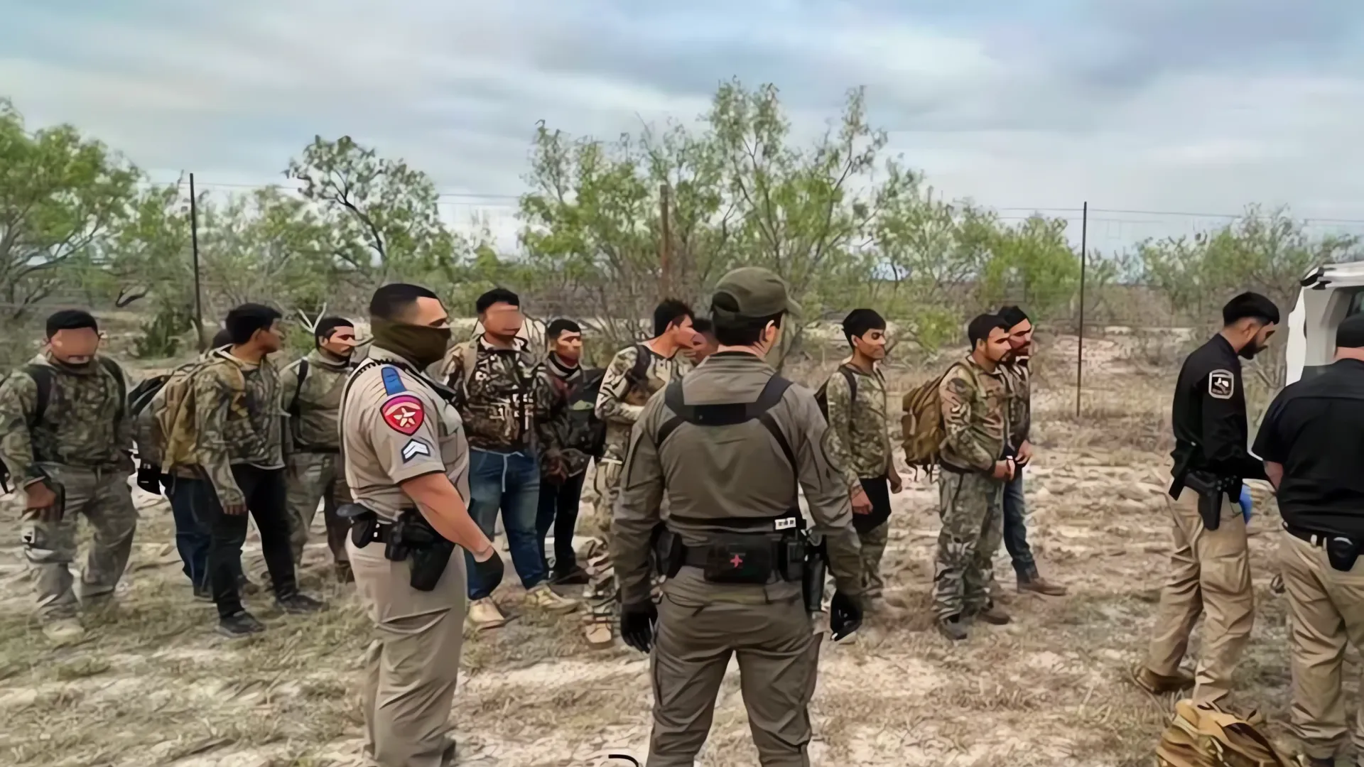 Migrantes con ropa de camuflaje detenidos en la frontera