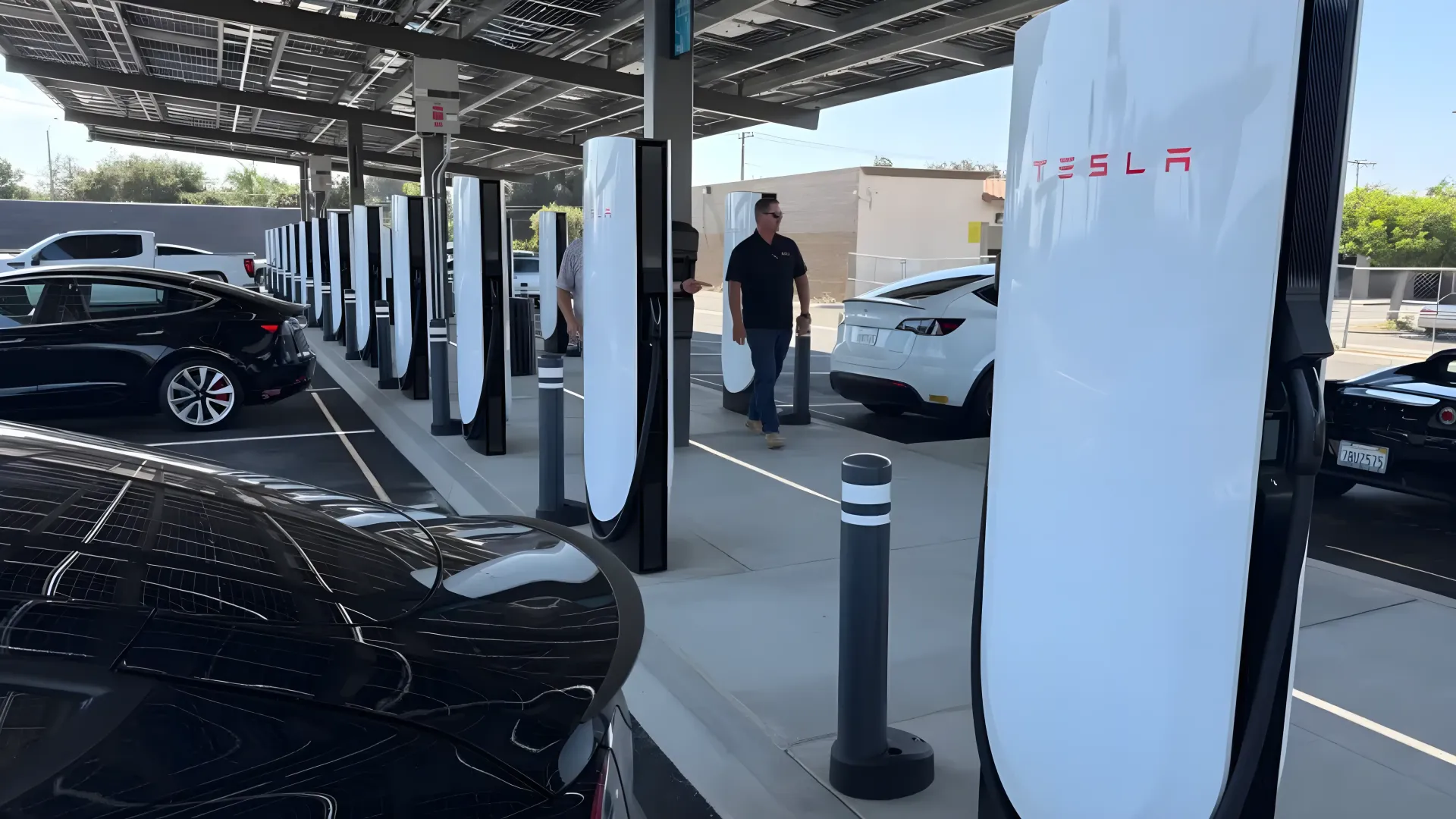 Rove inaugura la primera estación de carga rápida para autos eléctricos en California