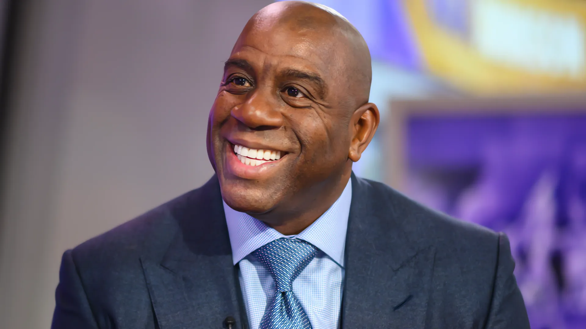 Magic Johnson insta a la comunidad afroamericana a votar por Kamala Harris en Michigan