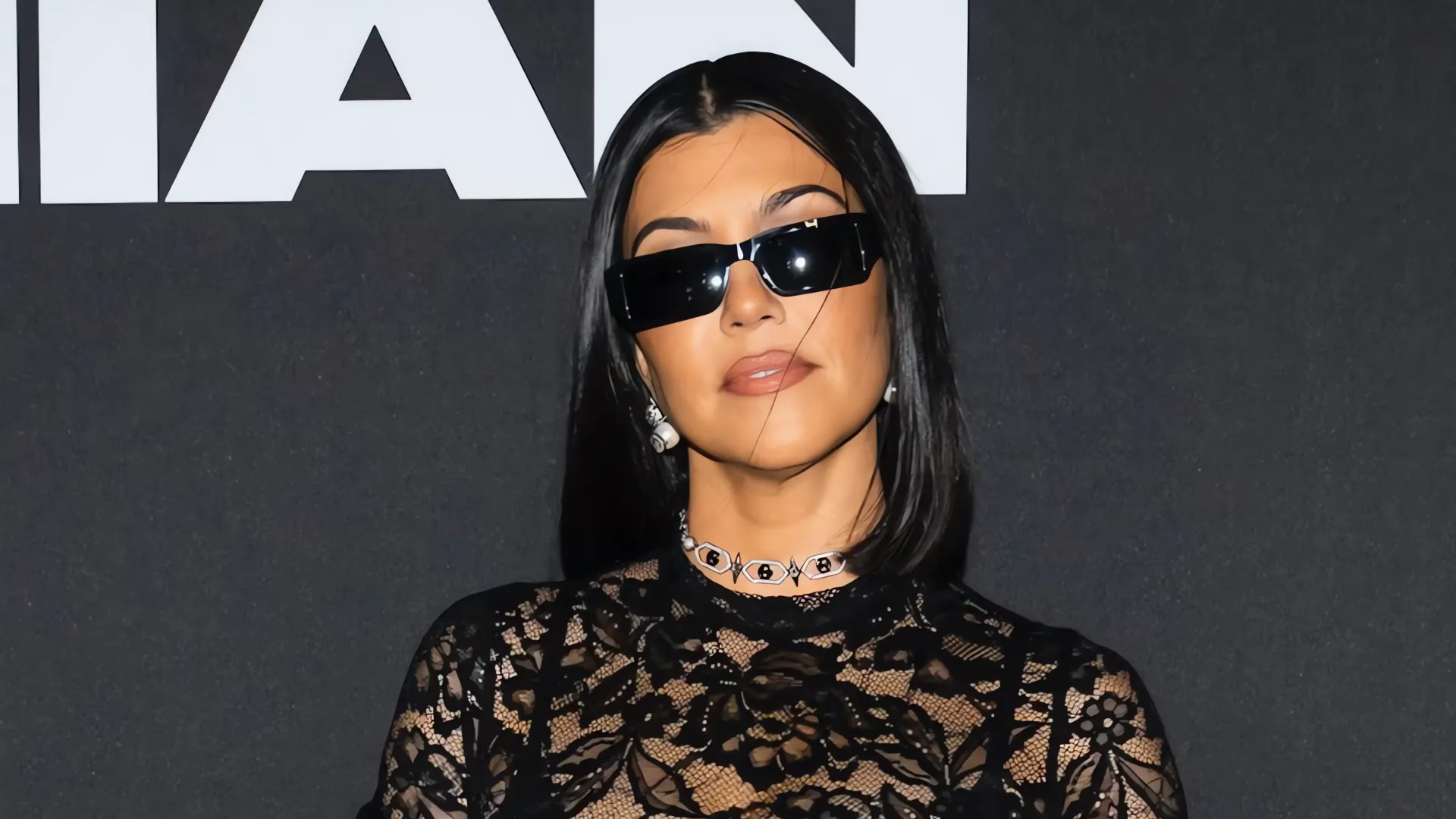 Kourtney Kardashian solicita mayor seguridad  tras críticas por decoración de Halloween