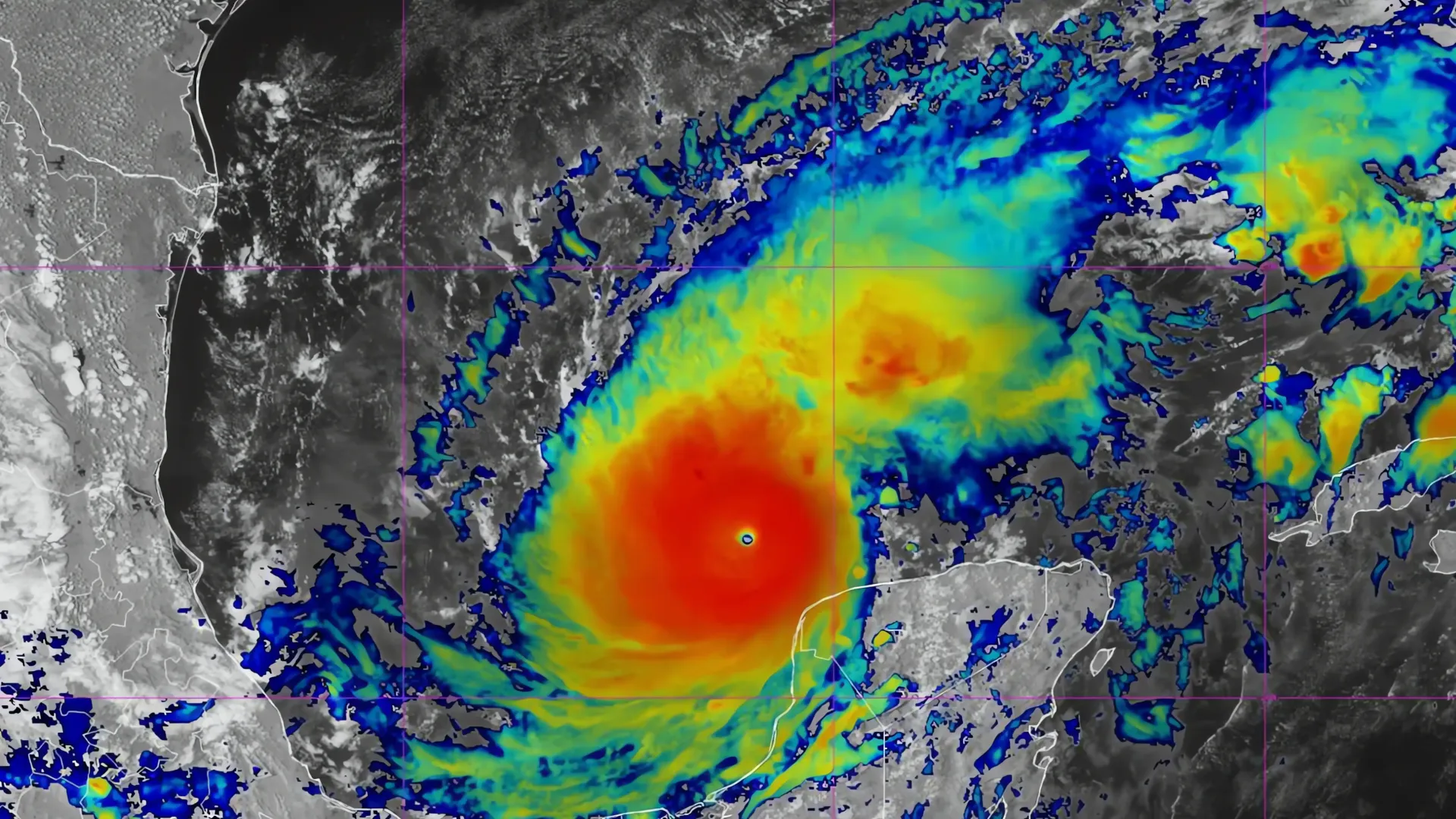 Huracán 'Milton': Evacuación masiva en Holbox y Yucatán, alerta máxima por vientos de 285 km/h