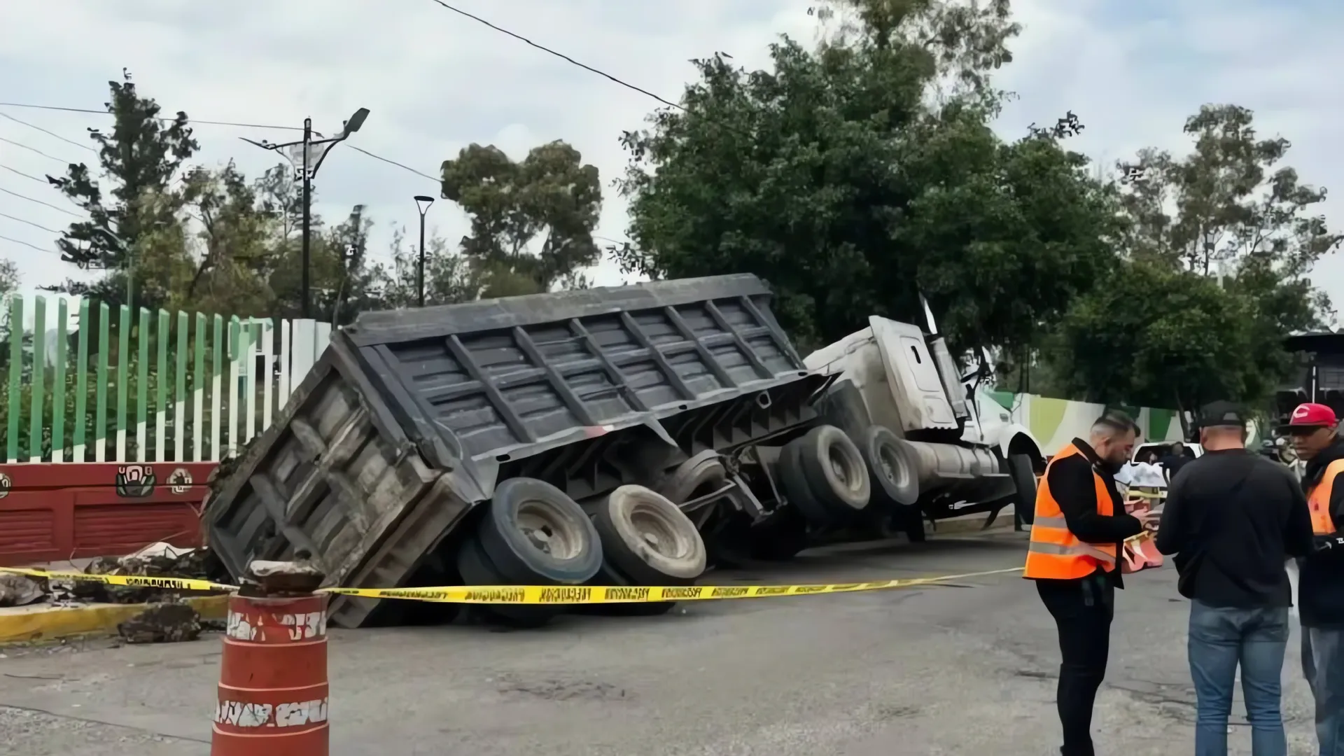 Socavón en Madero: Madre e hija heridas tras desplome de camión