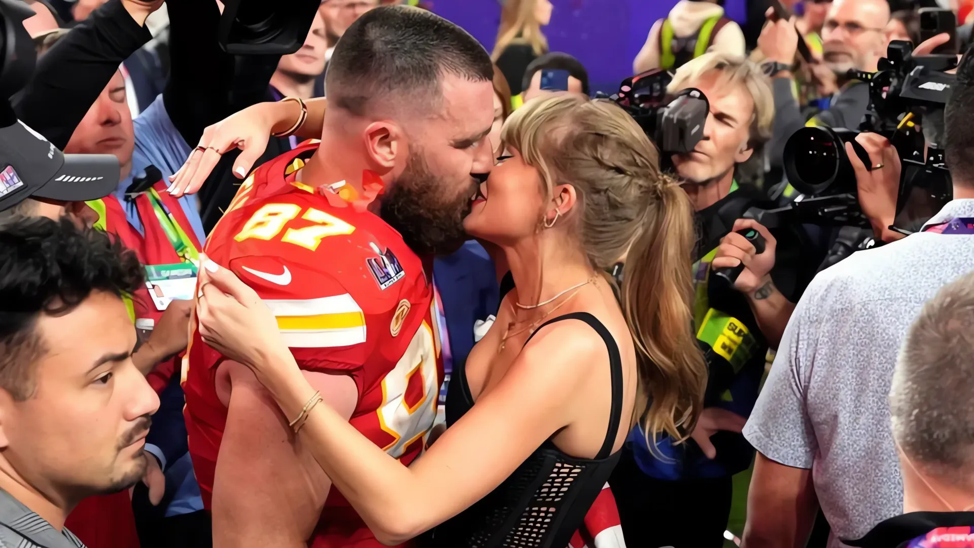 Taylor Swift y Travis Kelce: ¿Amor en el campo de fútbol?