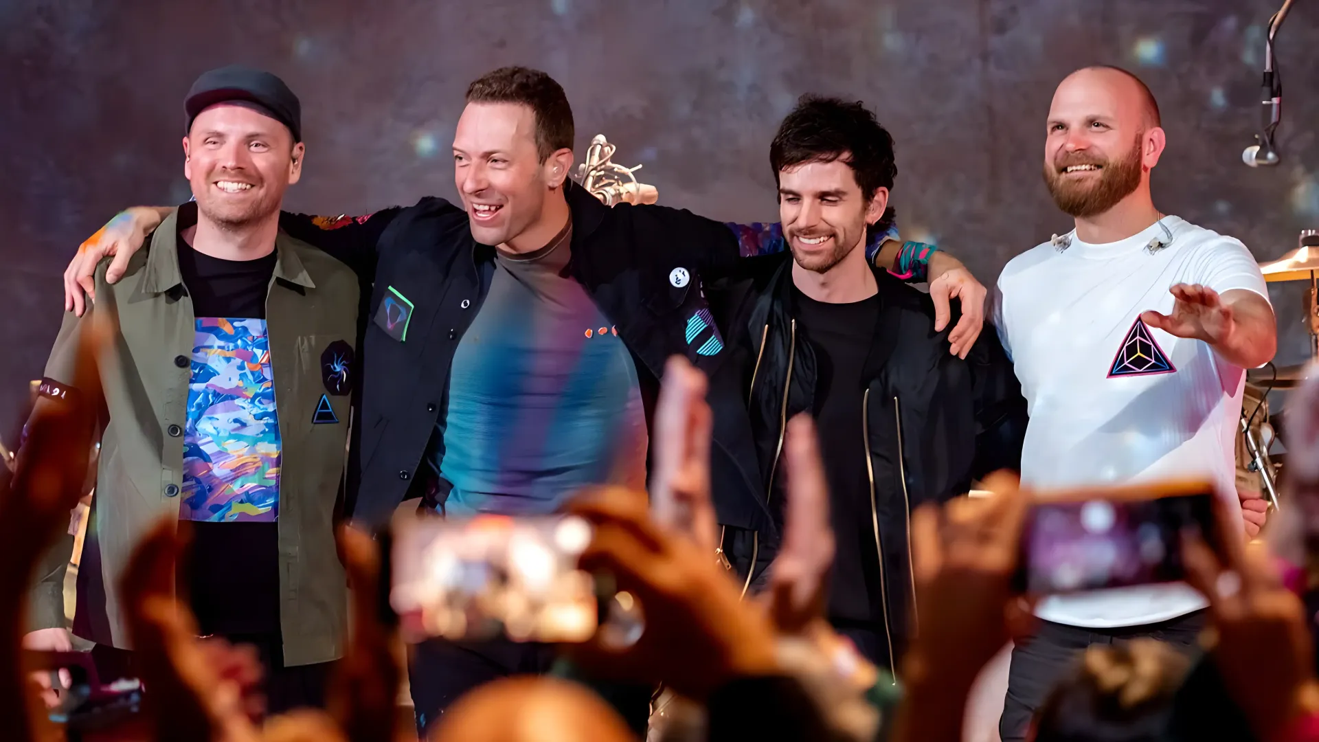 Coldplay sorprende a fans con concierto íntimo en tienda de discos