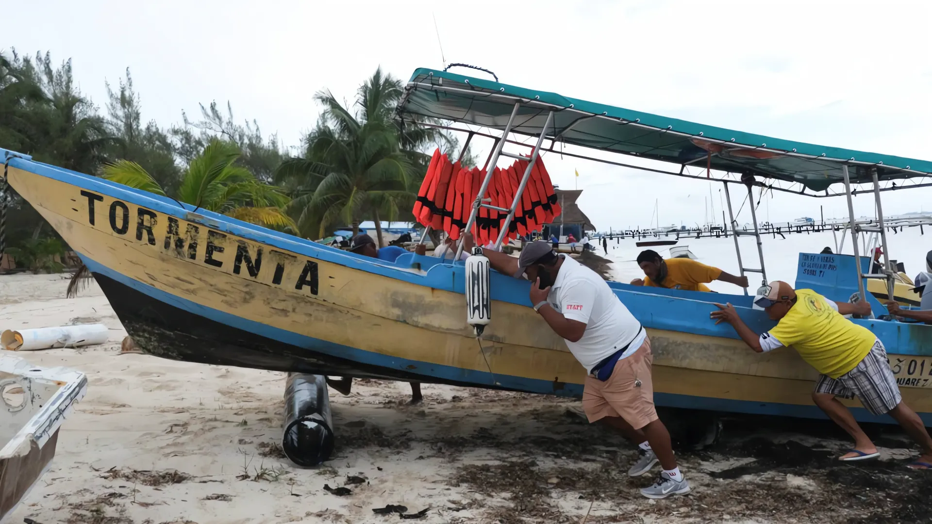 Rescatan a cuatro pescadores desaparecidos tras el paso del huracán ‘Milton’ en Yucatán