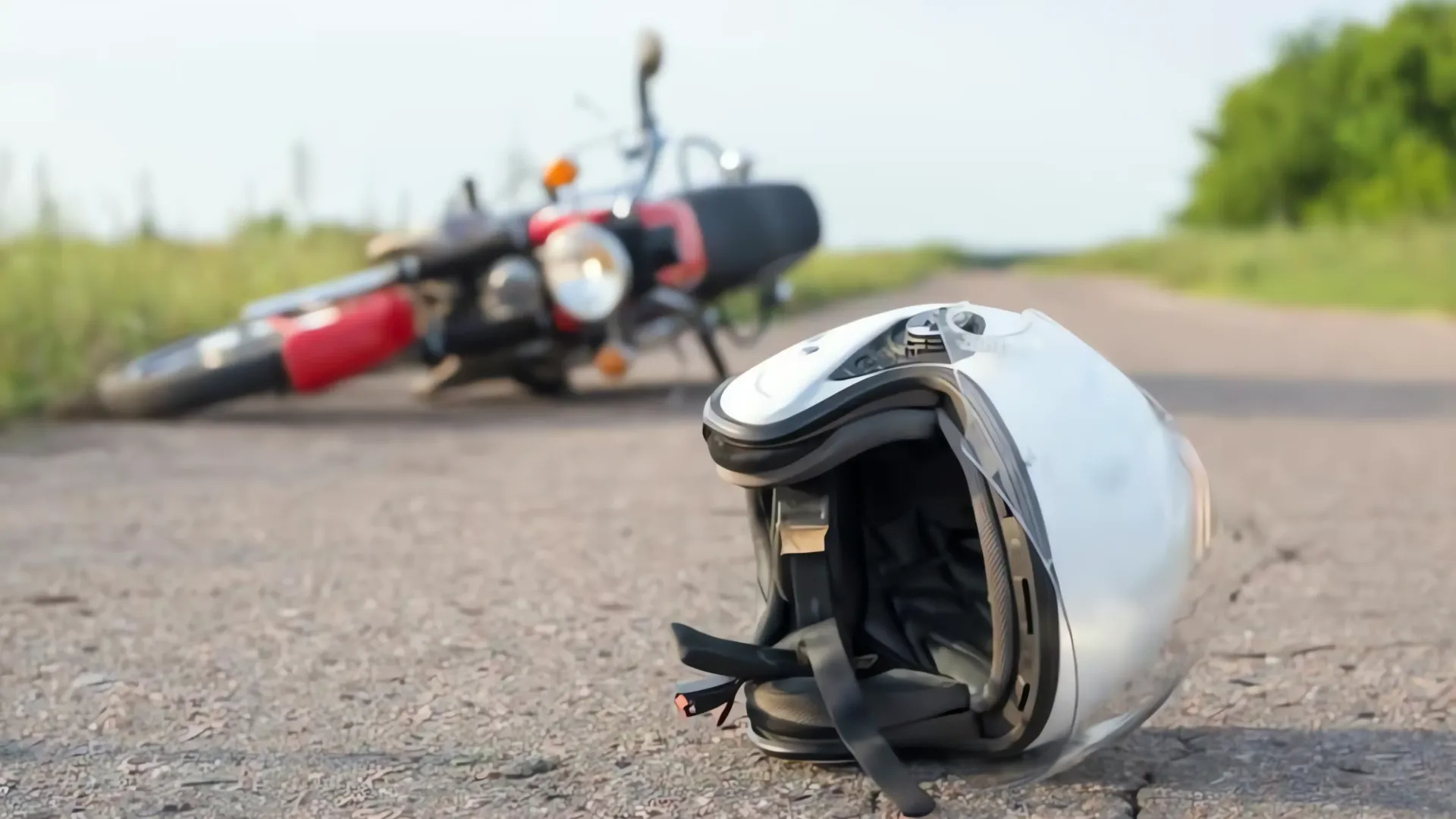 Camión arrolla a familia en motocicleta, dejando dos menores sin vida