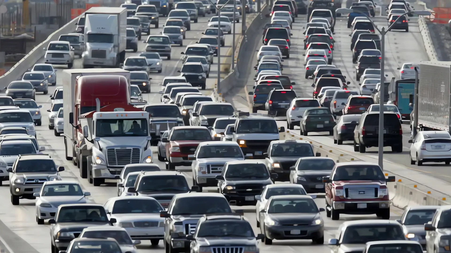 Accidente fatal en Dallas North Tollway: Autopista cerrada, tráfico paralizado y caos total