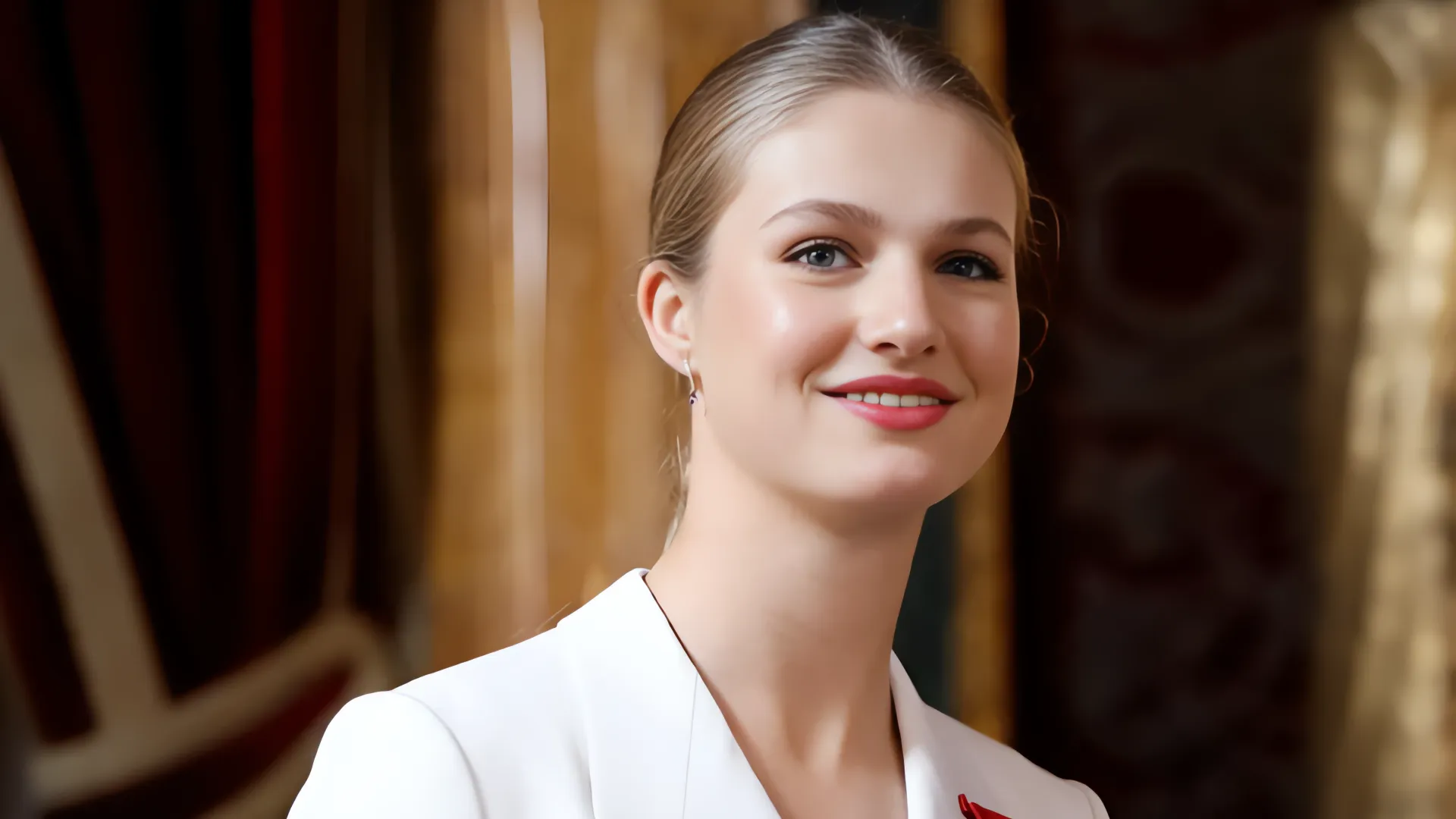 La Princesa Leonor cautiva en el desfile militar con un elegante uniforme