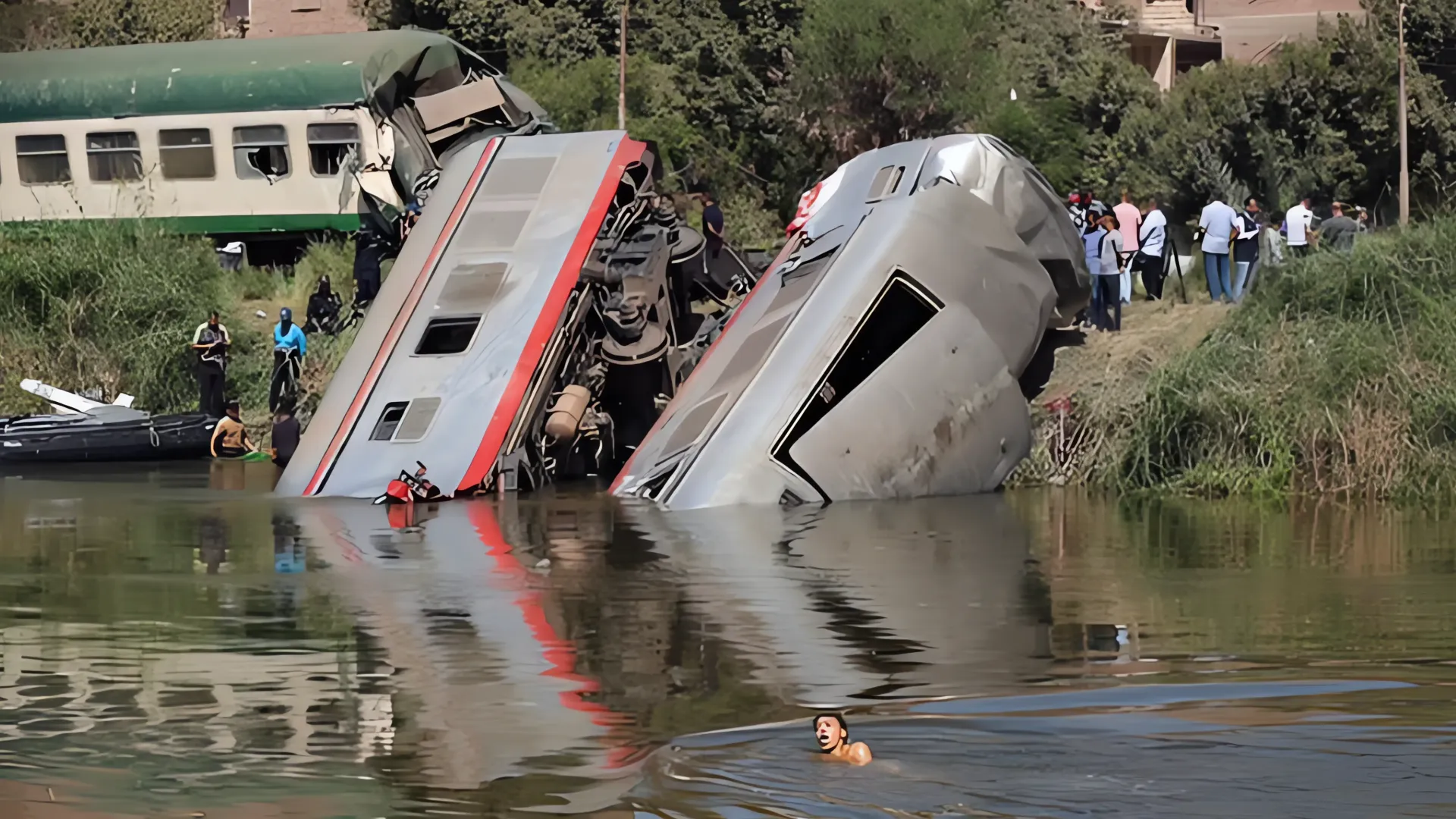 Tragedia en Egipto: Tren se precipita al río tras impactar con locomotora