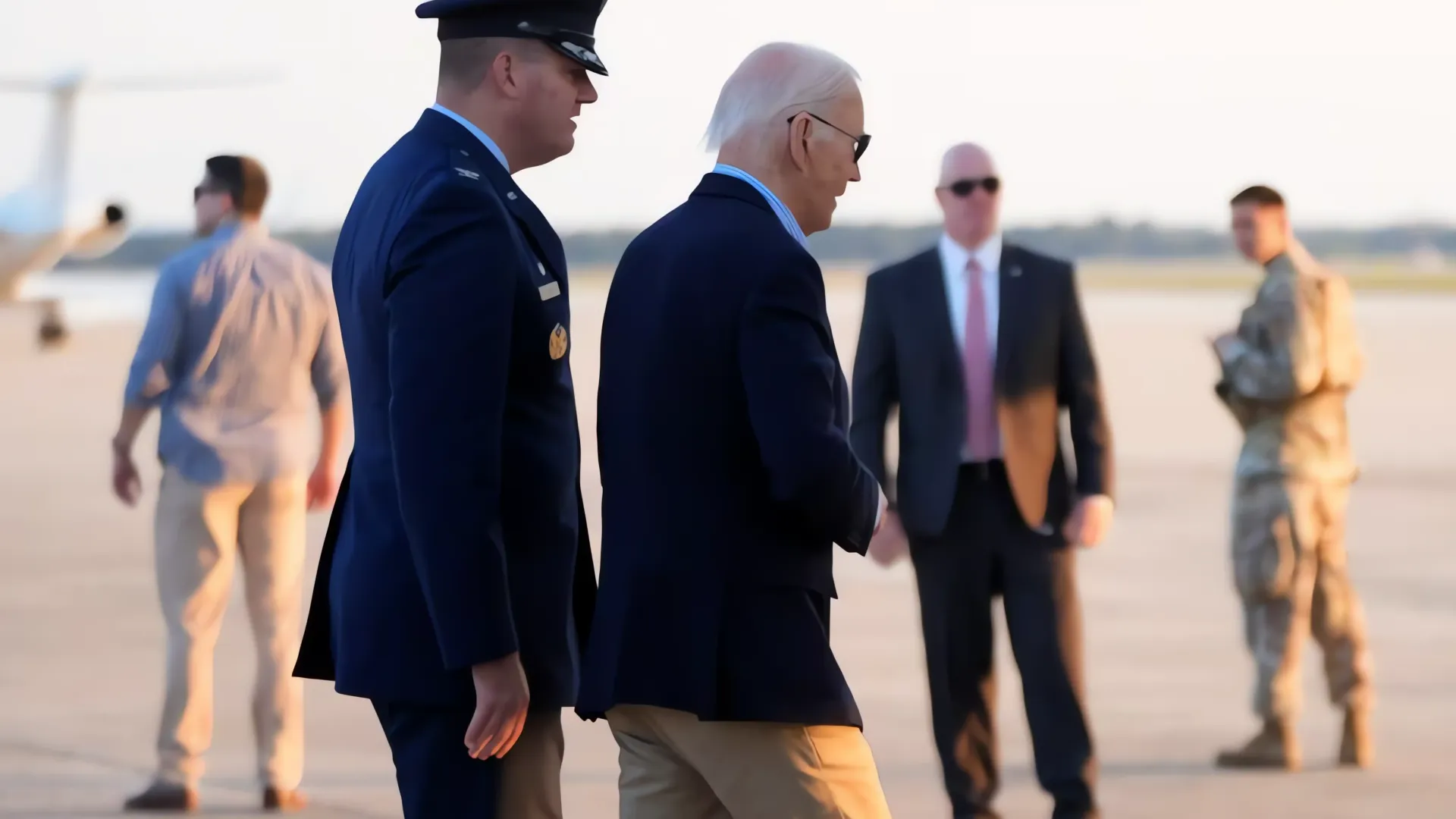 Biden presiona a Johnson para fondos de apoyo tras visita a Florida