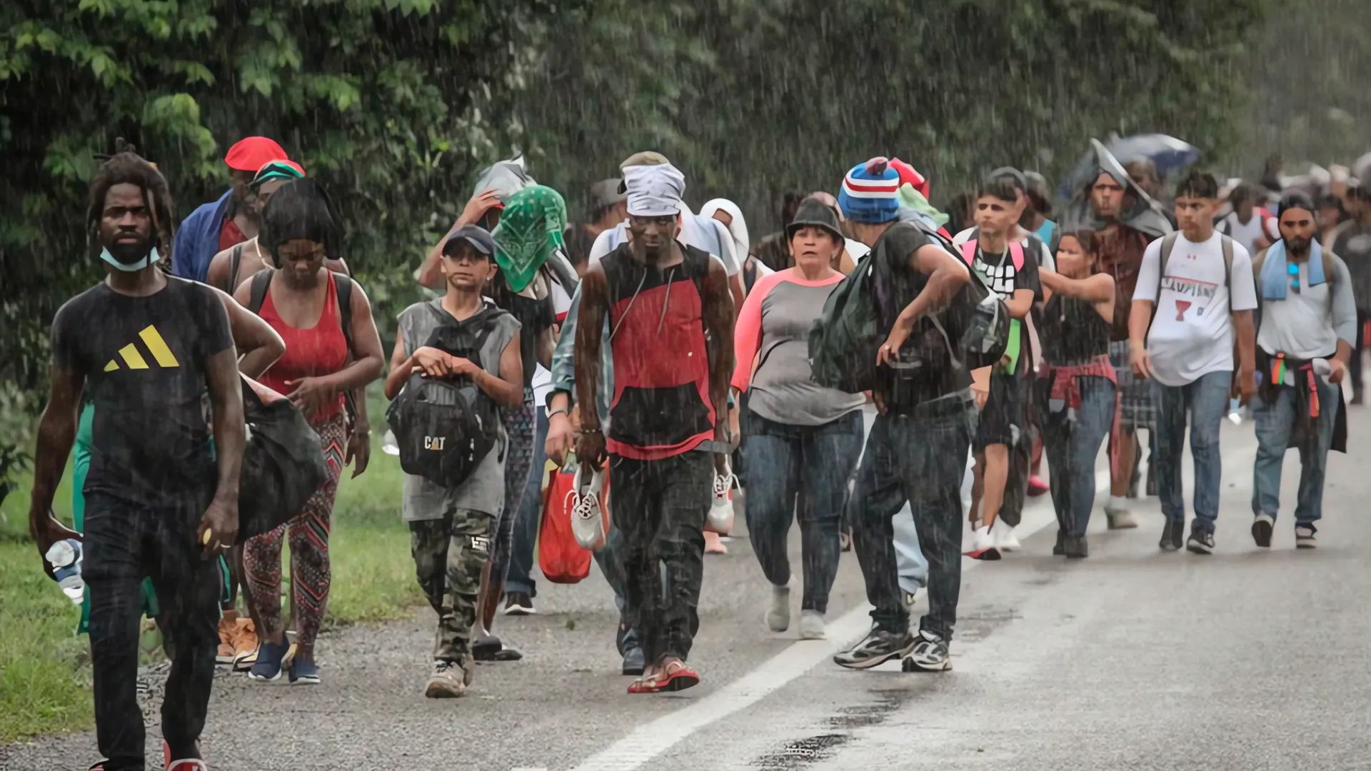 Caravana de 1,000 migrantes marchan hacia Ciudad de México en busca de esperanza