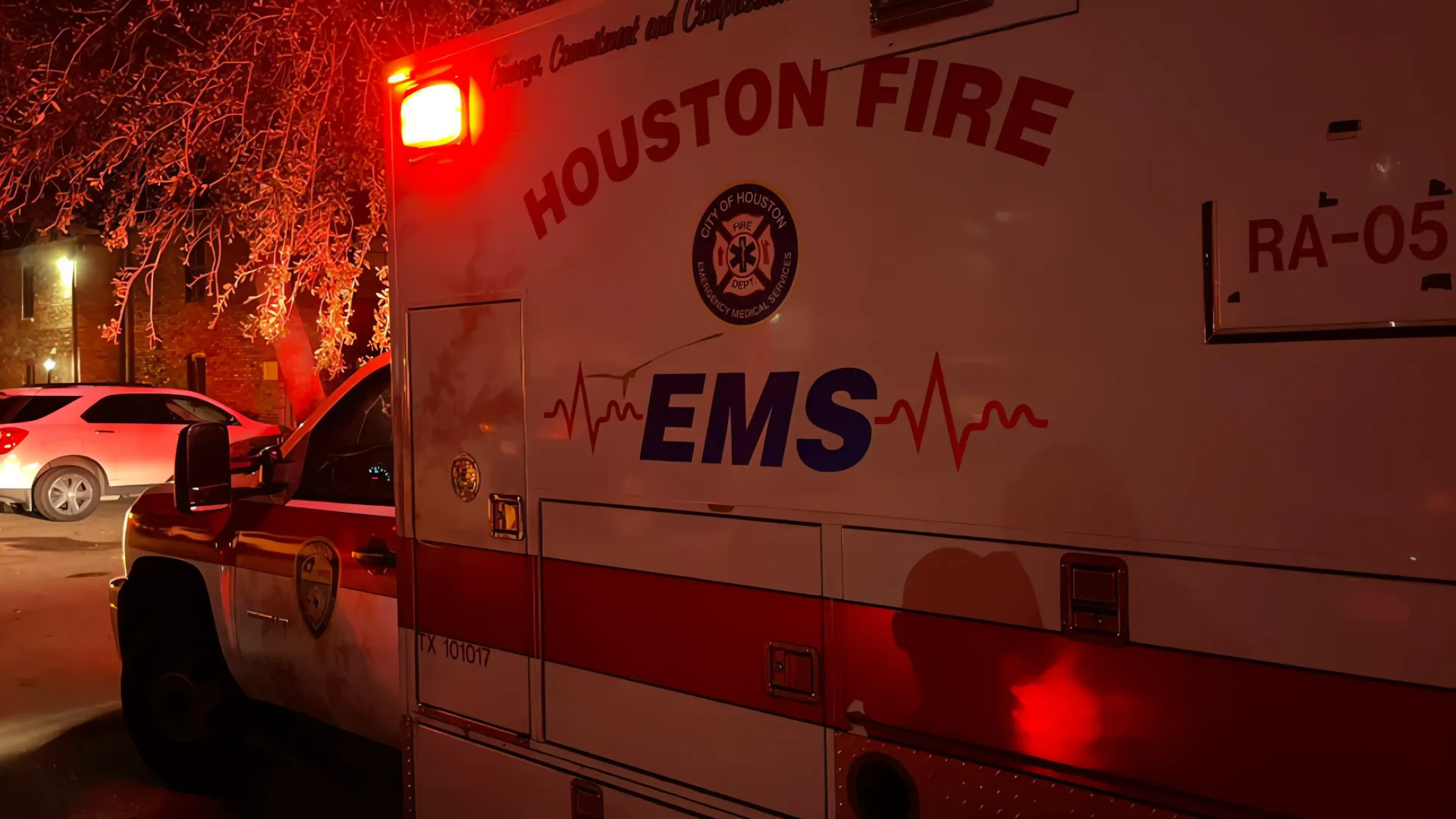 Incendio apocalíptico en Houston: Autos convertidos en cenizas y un estacionamiento en llamas