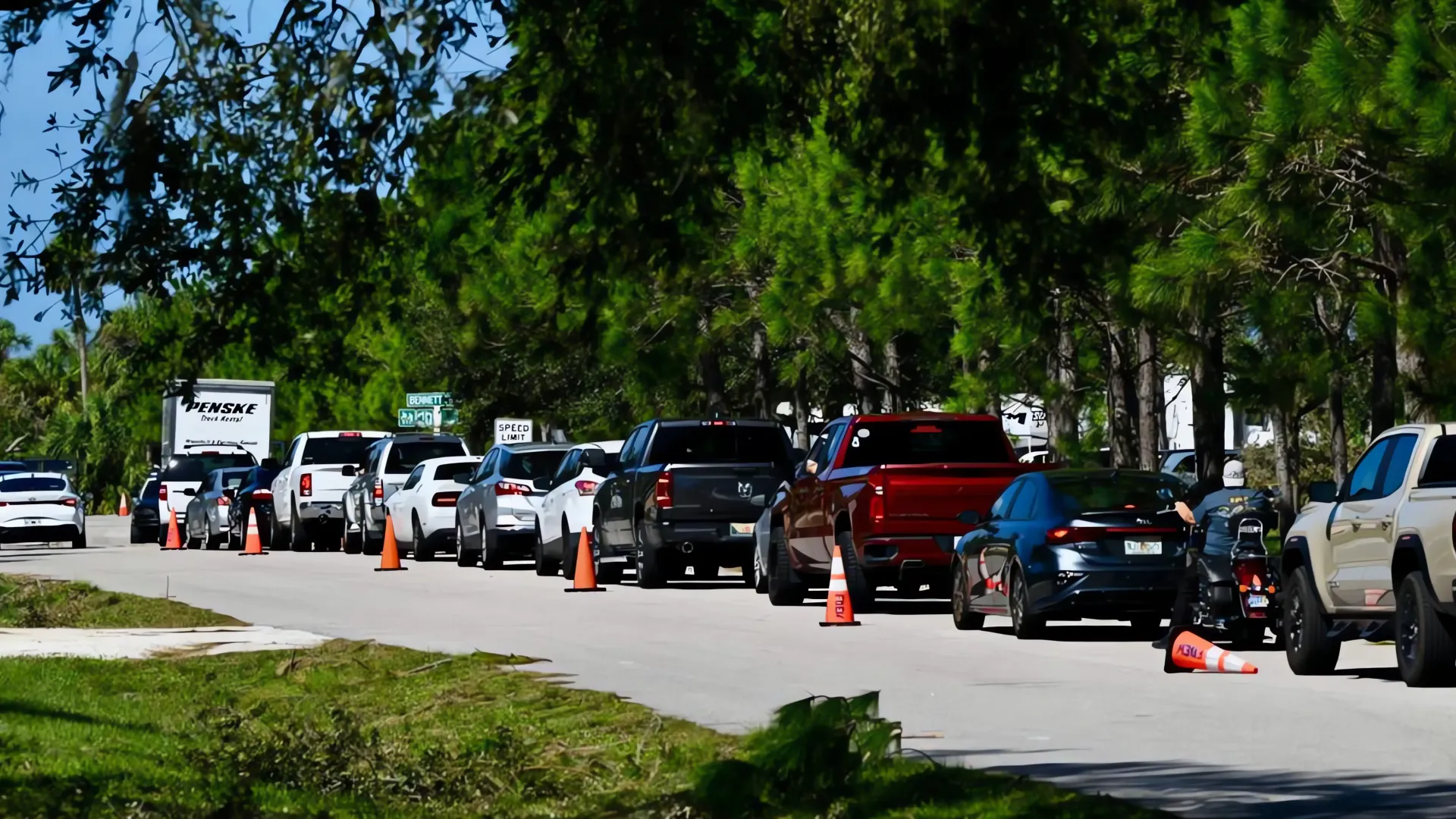 DeSantis Regala Combustible Gratis en Bradenton: ¡Kilómetros de Filas!