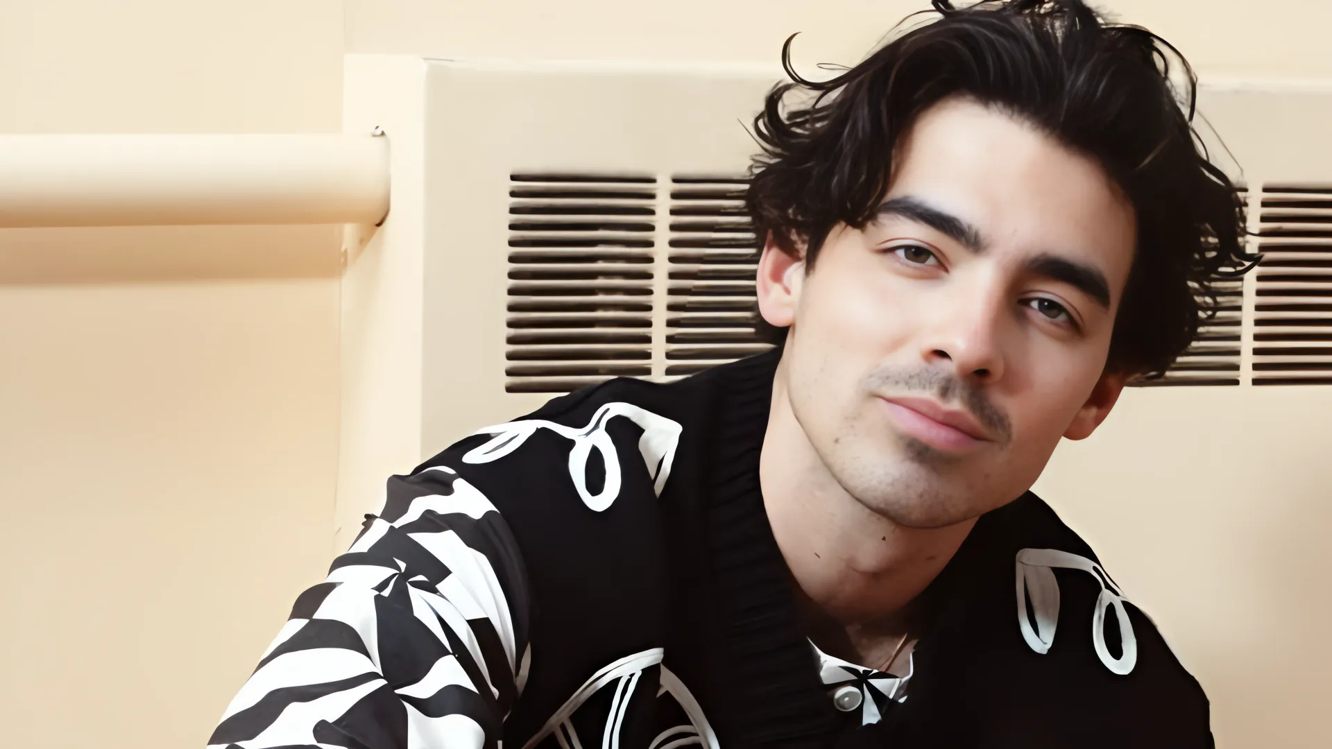 Joe Jonas: ¿Nuevo Romance en París? Una Mujer Misteriosa Capta su Atención