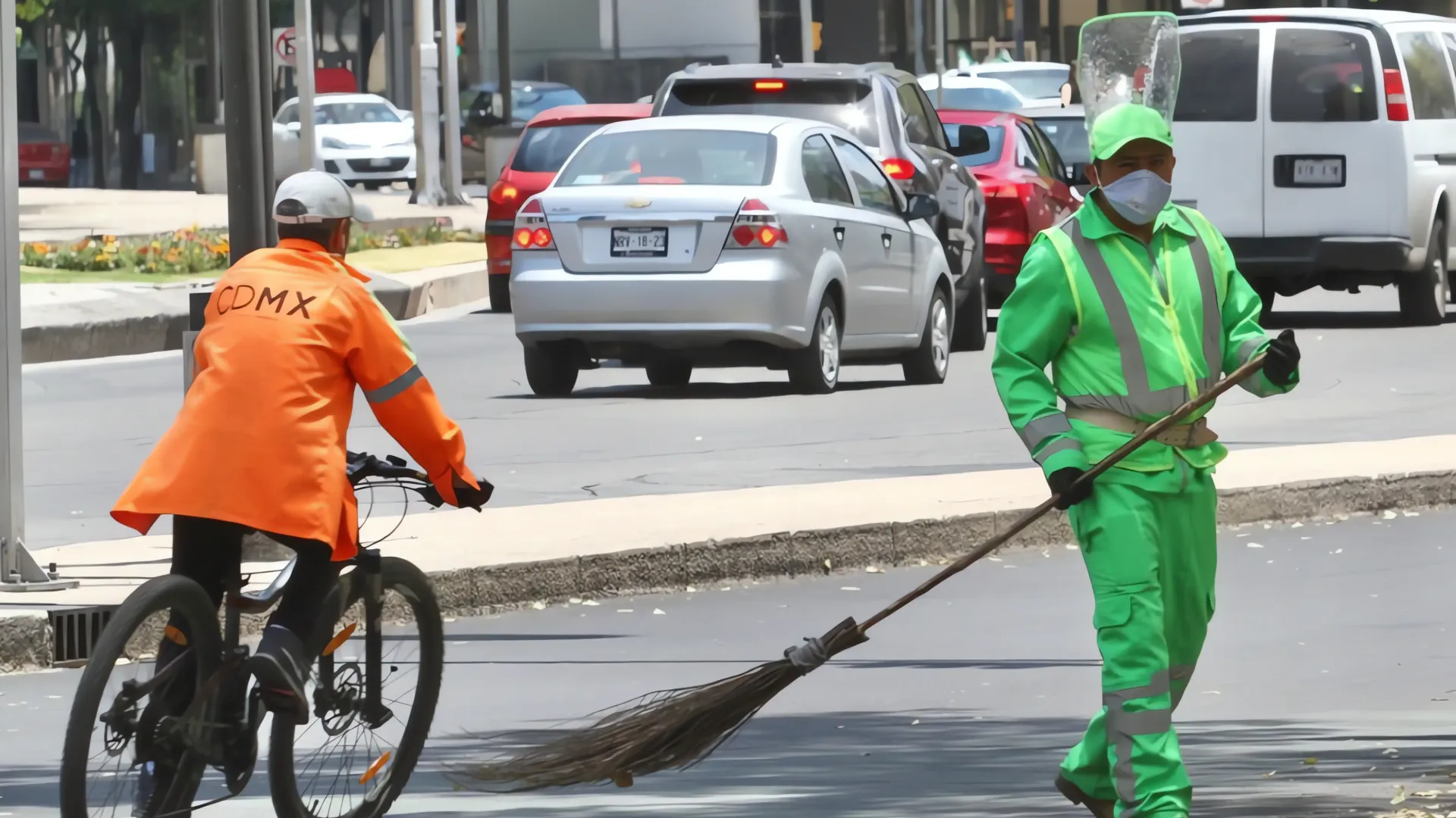 Basura como arma: Trabajadores de limpieza de CDMX protestan por falta de pago