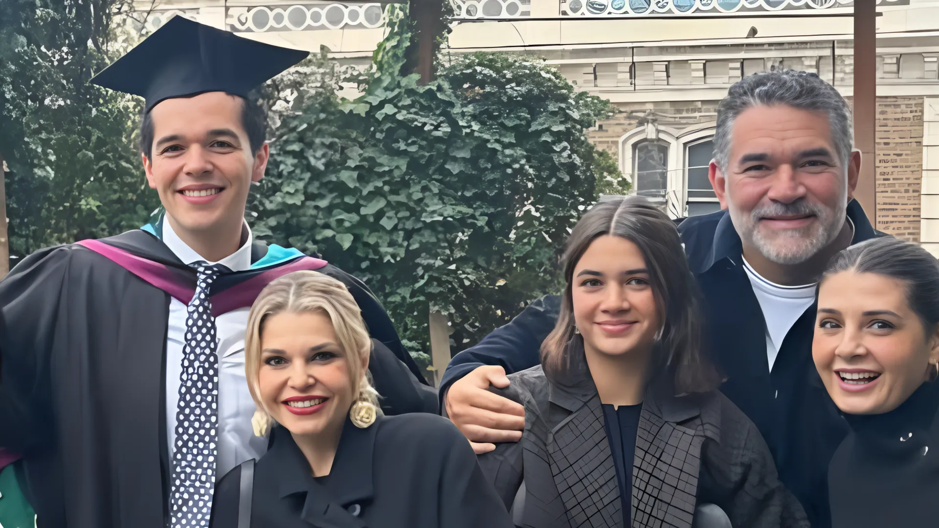 Itatí Cantoral celebra la graduación de su hijo Eduardo con honores