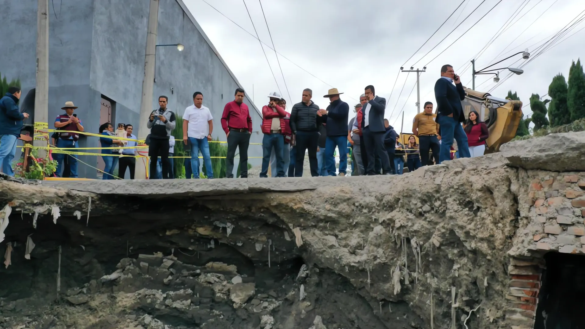 Socavones en Chamizal: Riesgo latente para peatones y automovilistas