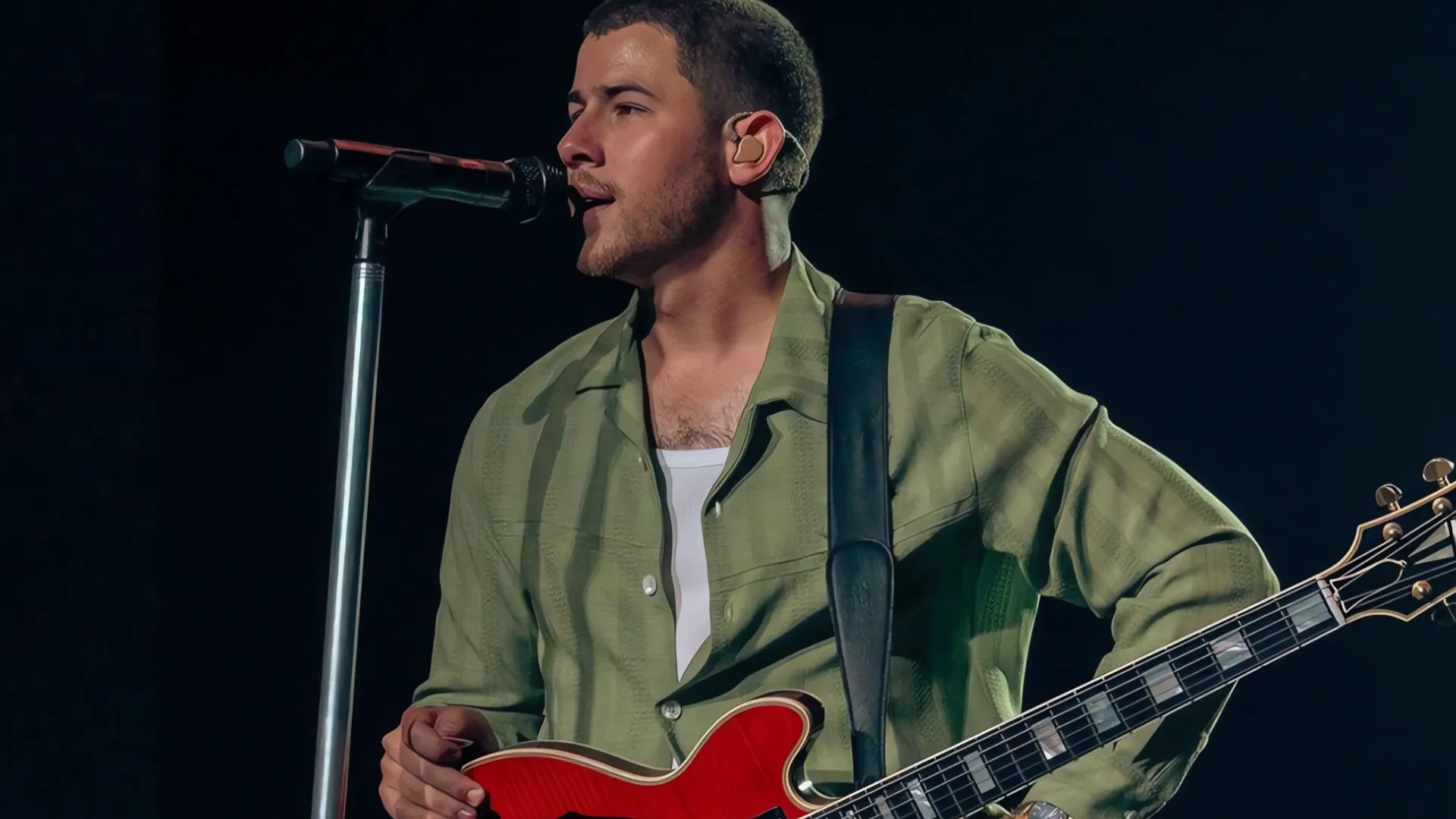 Nick Jonas detiene concierto en Praga tras ser apuntado con láser