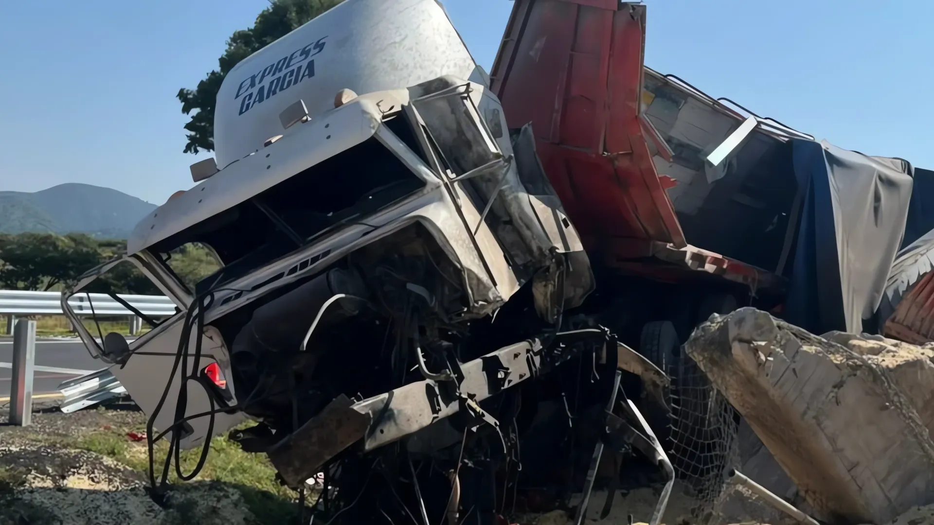 Tragedia en la Autopista México-Guadalajara: Tráiler se estrella tras falla de frenos