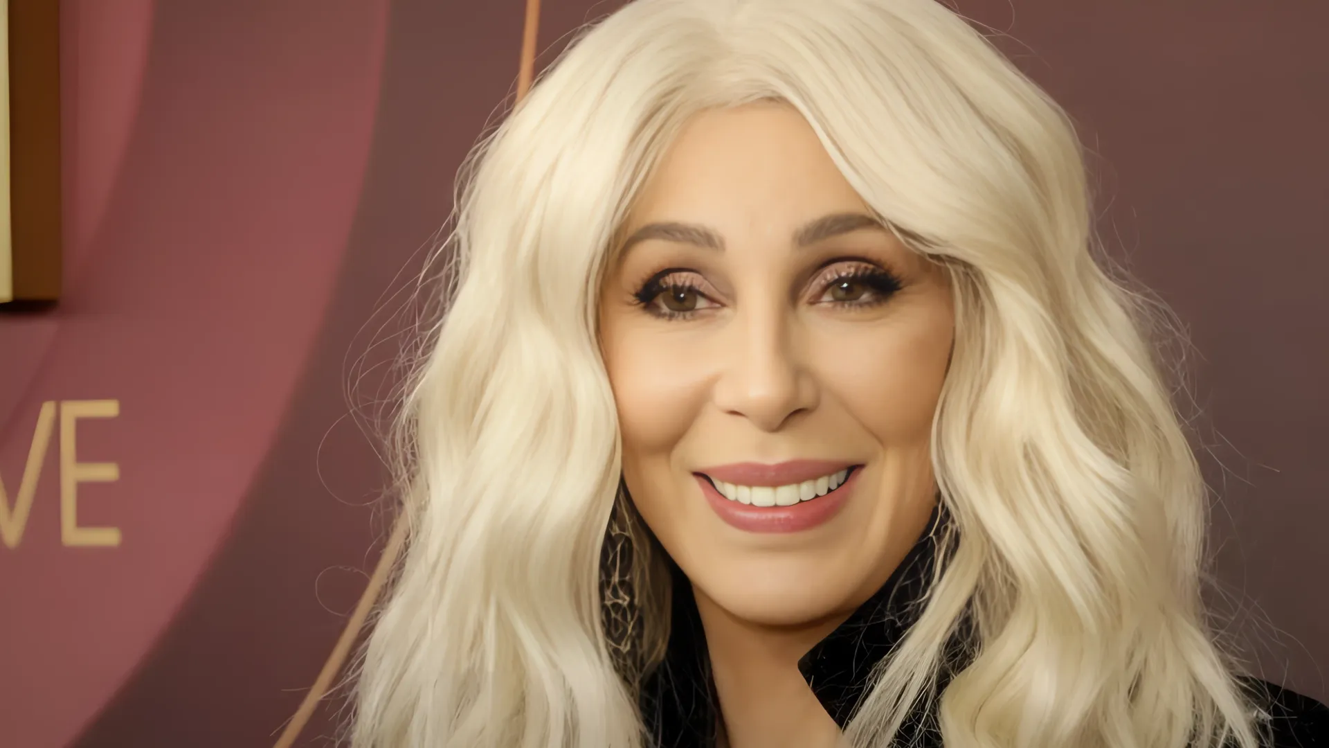 Cher: ¡Un discurso alocado, un mensaje inspirador y un accidente que cambió la música!