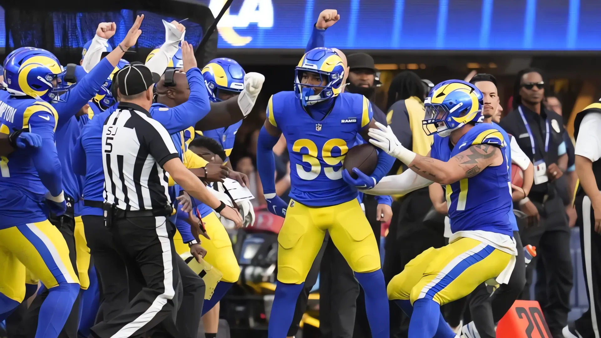 Rams Destruyen a Raiders con Defensa Implacable