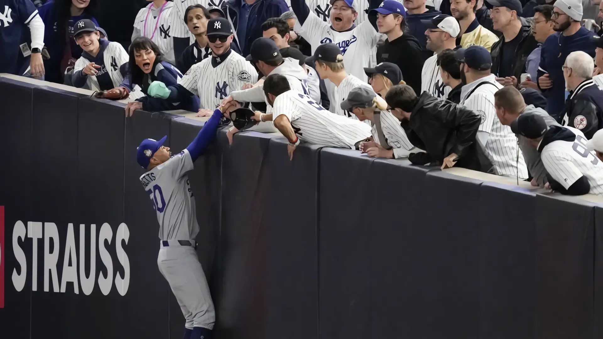 ¡Fanático del Yankee Stadium le roba la pelota a Mookie Betts en la Serie Mundial!