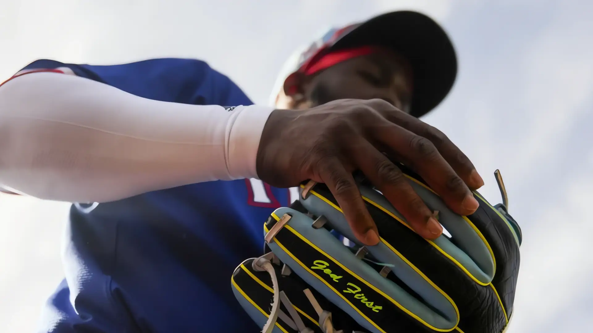 Adolis García: lesión preocupa a Rangers antes de la temporada MLB