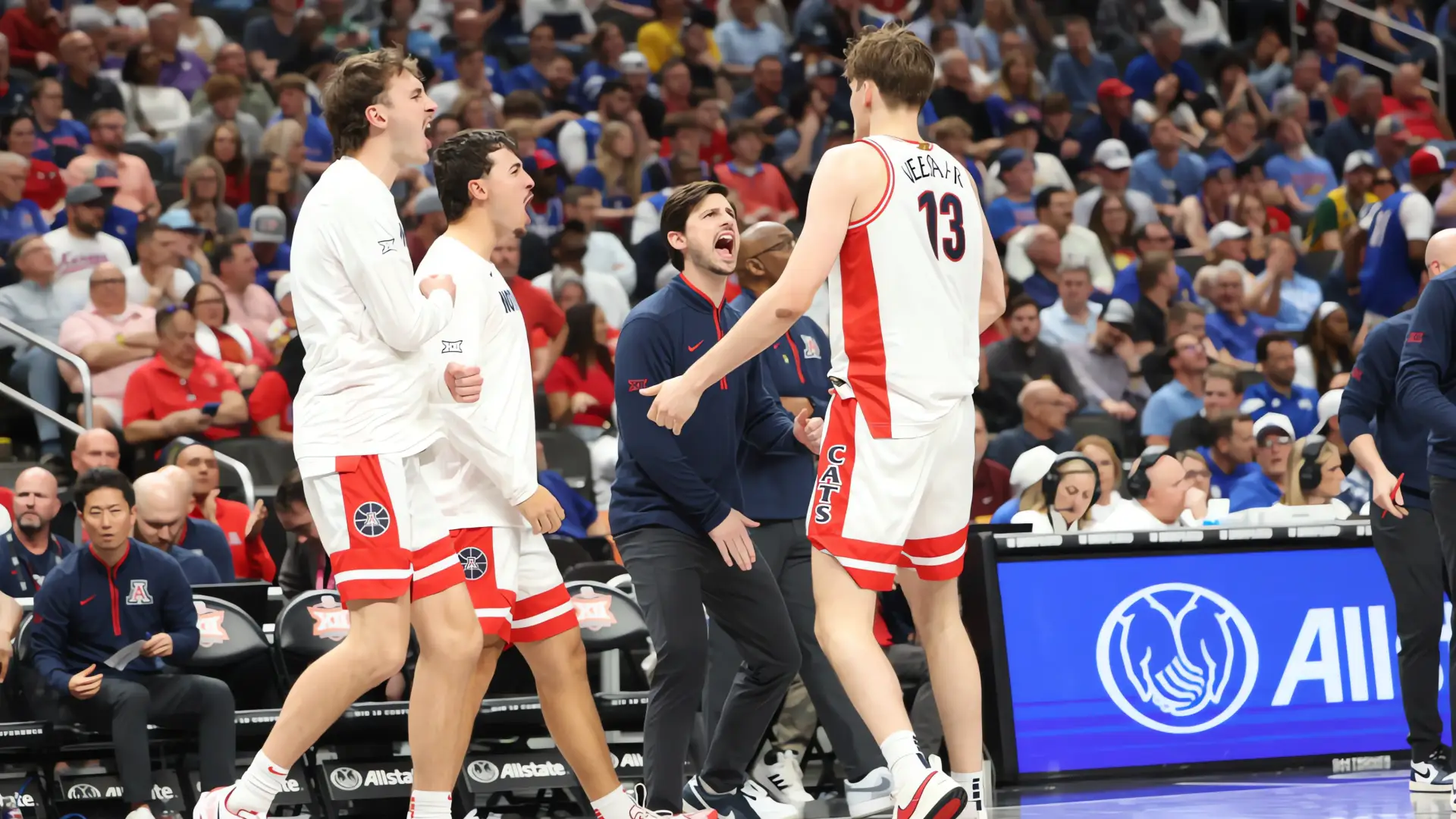 Arizona vence a Kansas en Big 12: Veesaar y Lewis lideran el triunfo