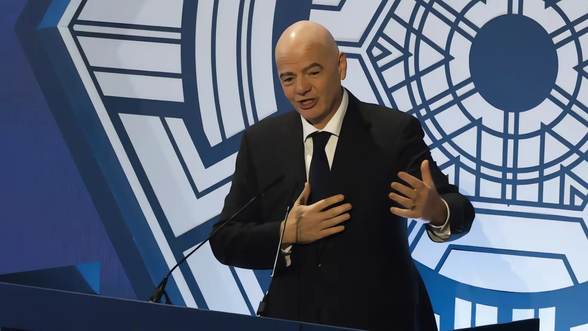 Infantino retrasa Congreso FIFA por viaje con Trump; Mundial 2030 a 64 equipos