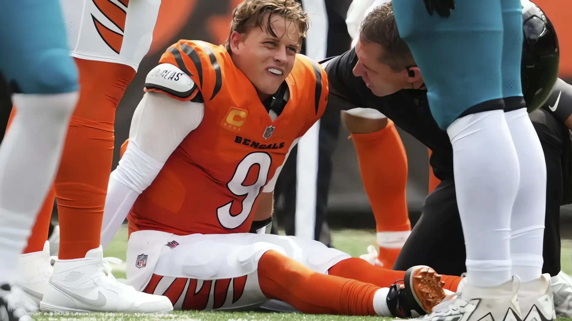 Joe Burrow sale lesionado en partido de Bengals contra Jaguars