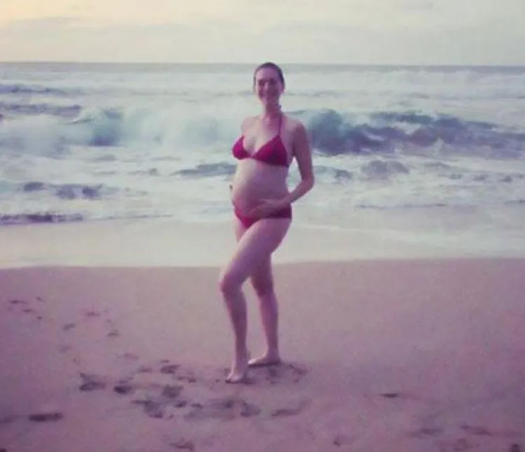 Anne Hathaway presume su embarazo en bikini