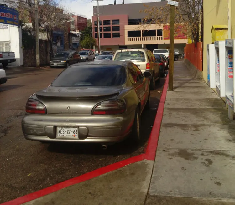 Pintan línea roja sin previo aviso en hospital general