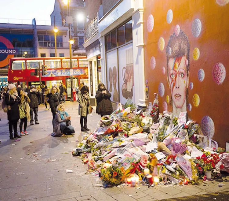 Mural de Bowie en Brixton convertido en santuario del icono