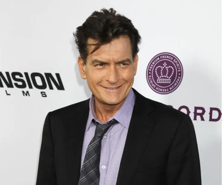 Charlie Sheen se juega la vida sin medicinas