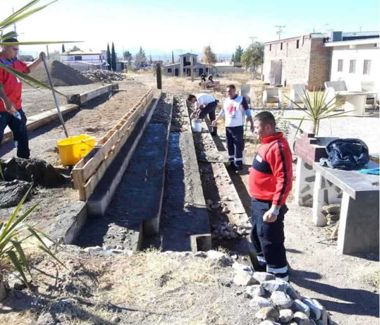 Socorristas de Cruz Roja  trabajan como albañiles