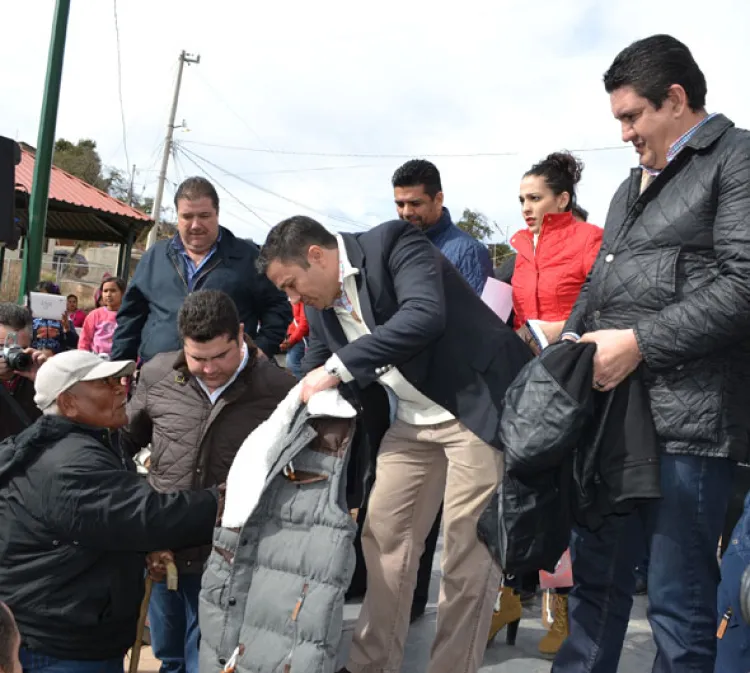 Entregan en Nogales chamarras del programa “Abriguemos una Esperanza”