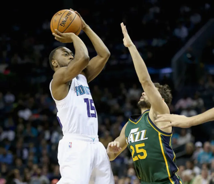 Impone marca  Kemba Walker