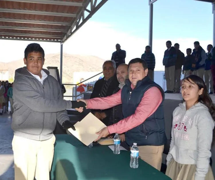 Entrega la SEC  becas educativas  en Magdalena